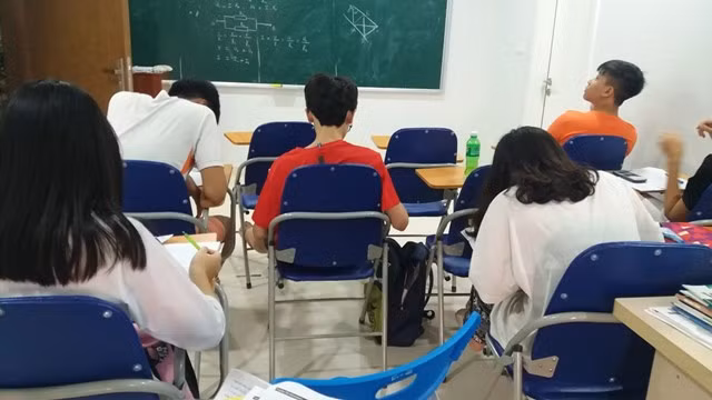 Bộ Giáo dục và Đào tạo phải có biện pháp hạn chế việc học thêm, dạy thêm tràn lan và xử lý bệnh thành tích trong giáo dục. (Ảnh minh họa: Daidoanket.vn)