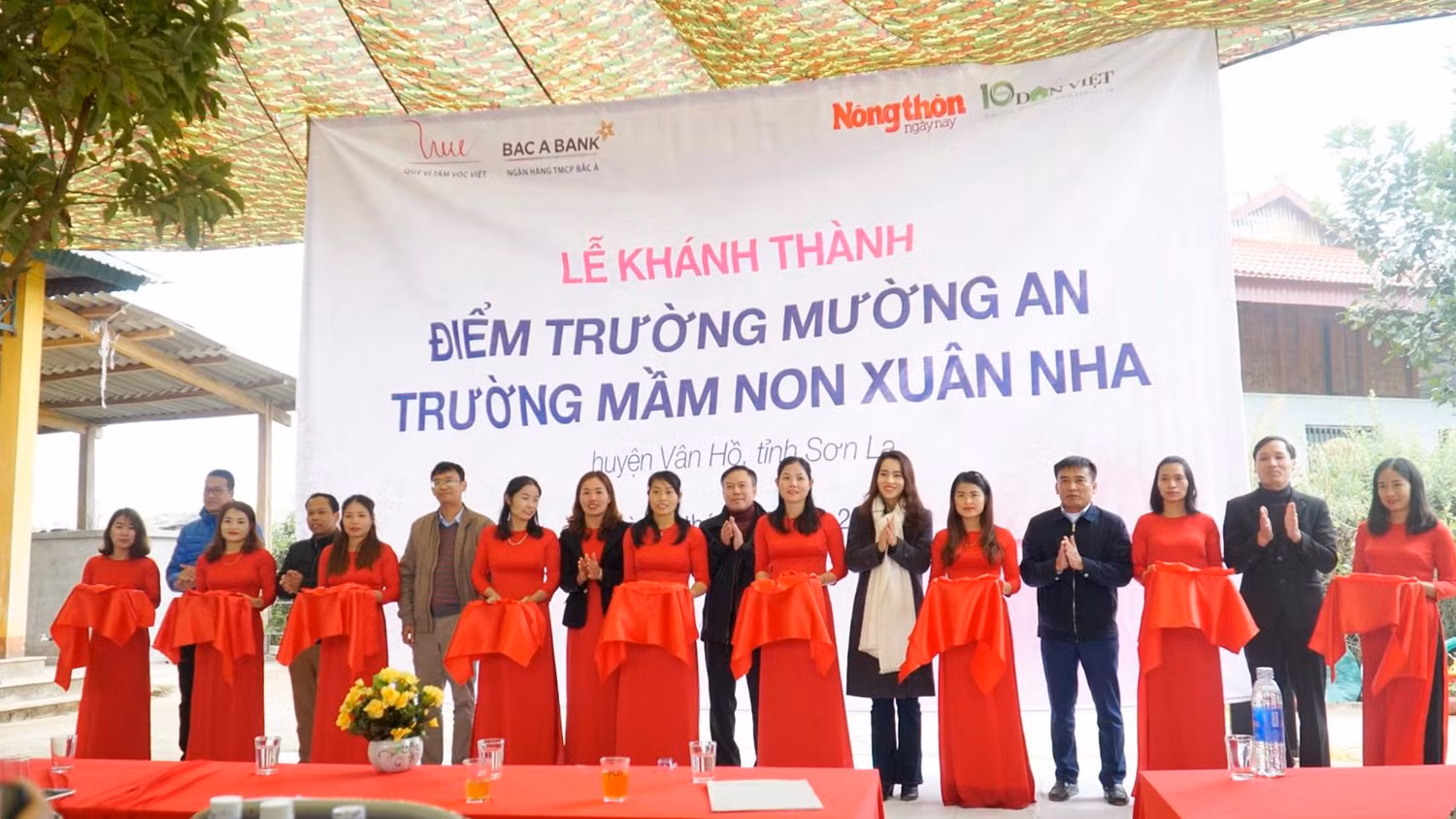 Đại diện chính quyền địa phương, Quỹ Vì Tầm Vóc Việt, Ngân hàng Thương mại Cổ phần Bắc Á và báo Nông thôn Ngày nay cắt băng khánh thành. Đại diện chính quyền địa phương, Quỹ Vì Tầm Vóc Việt, Ngân hàng Thương mại Cổ phần Bắc Á và báo Nông thôn Ngày nay cắt băng khánh thành.