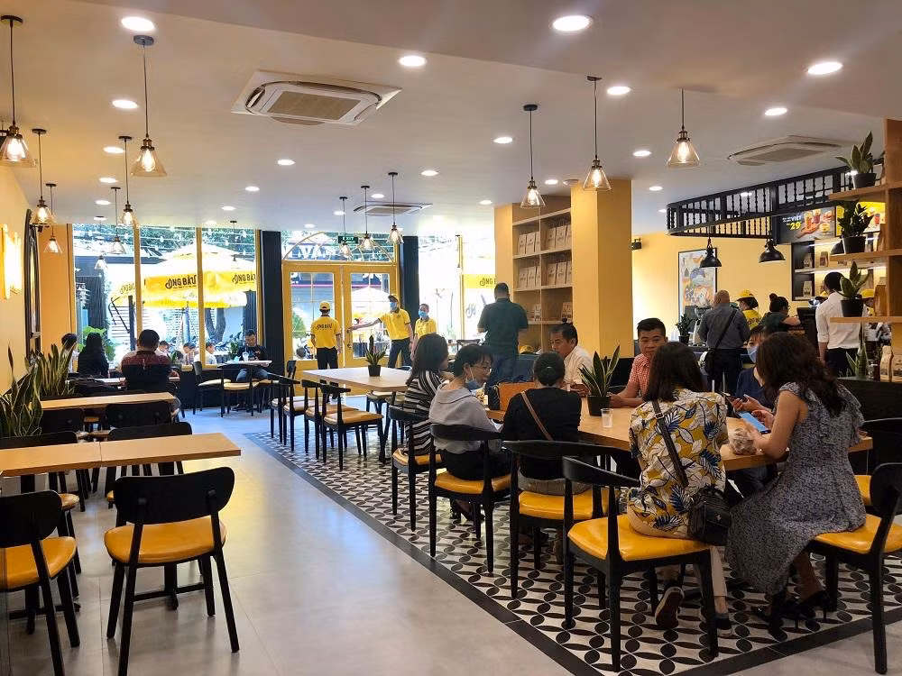 Không gian bên trong quán cà phê flagship Ông Bầu đầu tiên. Không gian bên trong quán cà phê flagship Ông Bầu đầu tiên.