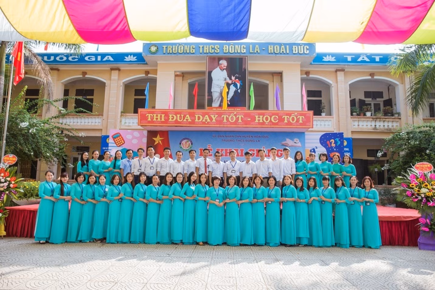 Tập thể Sư phạm Trường Trung học cơ sở Đông La (Hoài Đức - Hà Nội). Tập thể Sư phạm Trường Trung học cơ sở Đông La (Hoài Đức - Hà Nội).