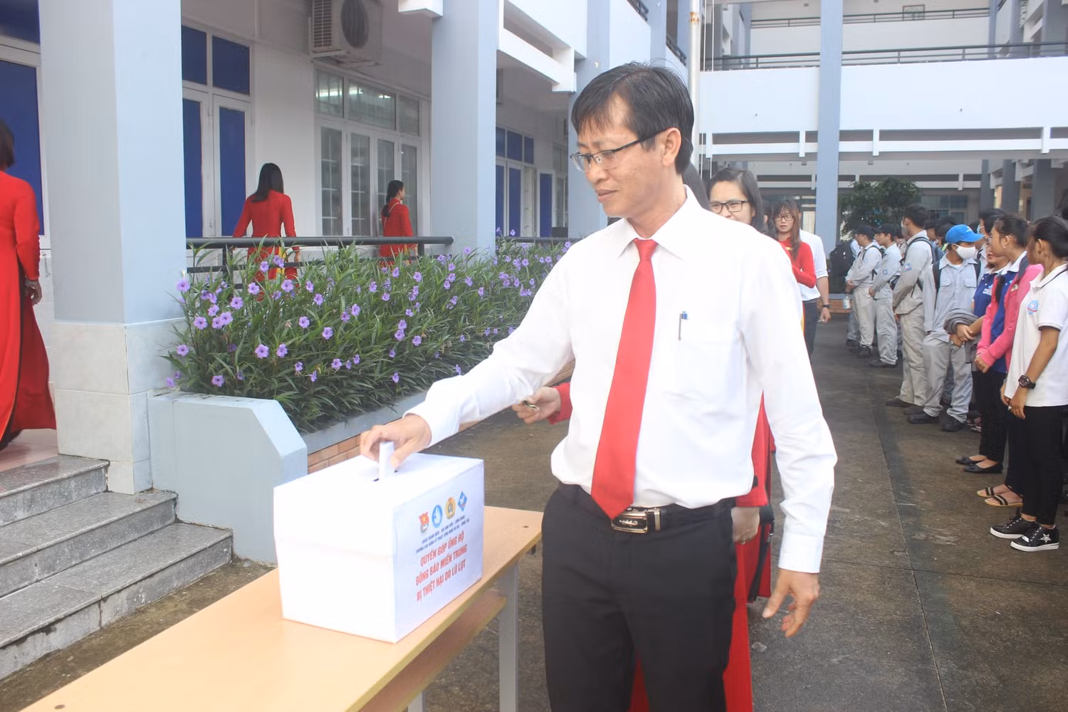 Giảng viên, học viên Trường Cao đẳng Kỹ thuật Công nghệ Bà Rịa - Vũng Tàu ủng hộ quỹ Hướng về miền Trung.