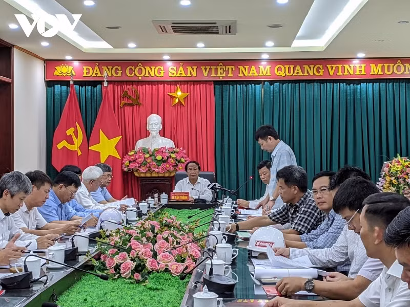 Làm việc với quận Lê Chân về dự án trục đường Hồ Sen - Cầu Rào 2, Bí thư Thành ủy Hải Phòng Lê Văn Thành nhấn mạnh quan điểm: Phải bảo vệ tốt lợi ích của người dân thì người dân mới đồng thuận”.