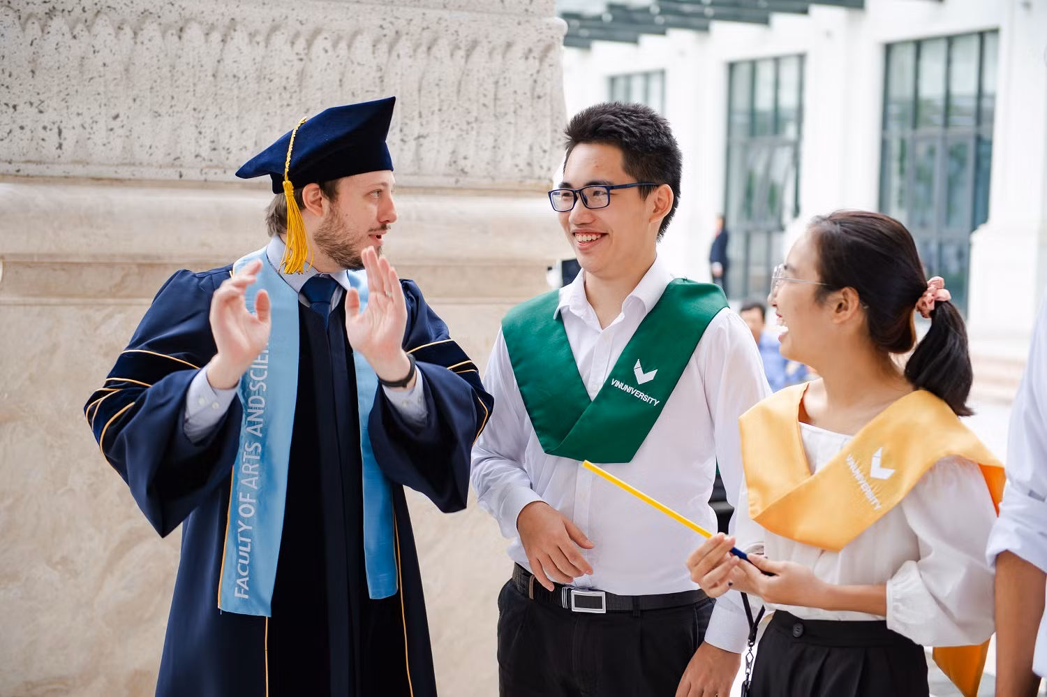 VinUni duy trì tỷ lệ giảng viên/sinh viên thấp, đảm bảo giờ tư vấn cá nhân của giảng viên cho sinh viên mỗi tuần, mỗi sinh viên đều có một cố vấn học tập trong suốt quá trình đào tạo. VinUni duy trì tỷ lệ giảng viên/sinh viên thấp, đảm bảo giờ tư vấn cá nhân của giảng viên cho sinh viên mỗi tuần, mỗi sinh viên đều có một cố vấn học tập trong suốt quá trình đào tạo.