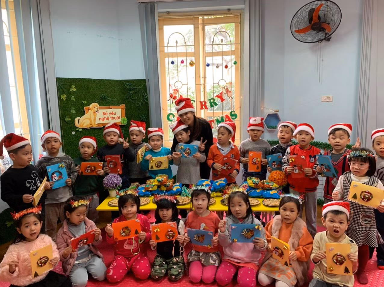Thời tiết trở lạnh nhưng không khí Noel vẫn ngập tràn trong các lớp học được giữ ấm tại miền Bắc. (Ảnh C.K.A)