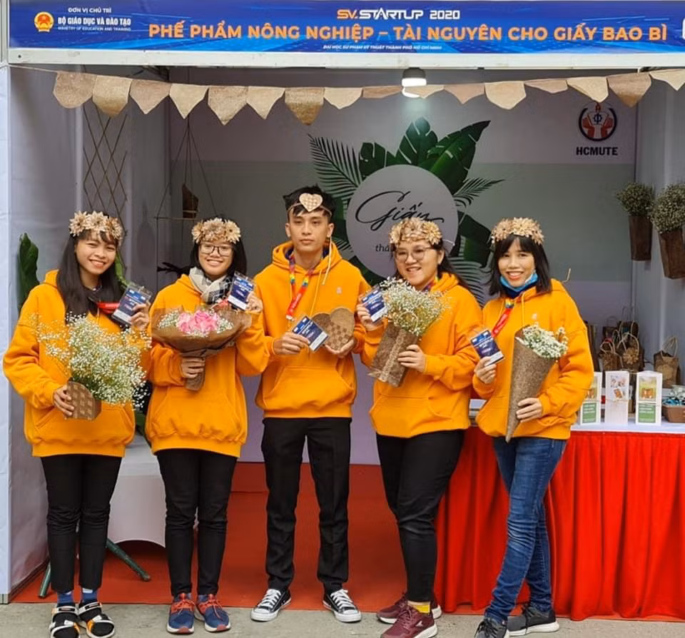 Gian hàng trưng bày dự án của nhóm sinh viên Đại học Sư phạm Kỹ thuật thành phố Hồ Chí Minh tại cuộc thi. Ảnh: Đình Hùng