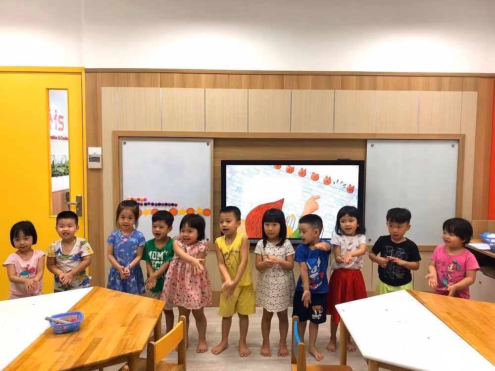 Nguyễn Đại Phúc (áo vàng, giữa) cùng các bạn tại lớp học phát triển năng lực tư duy CMS Edu.