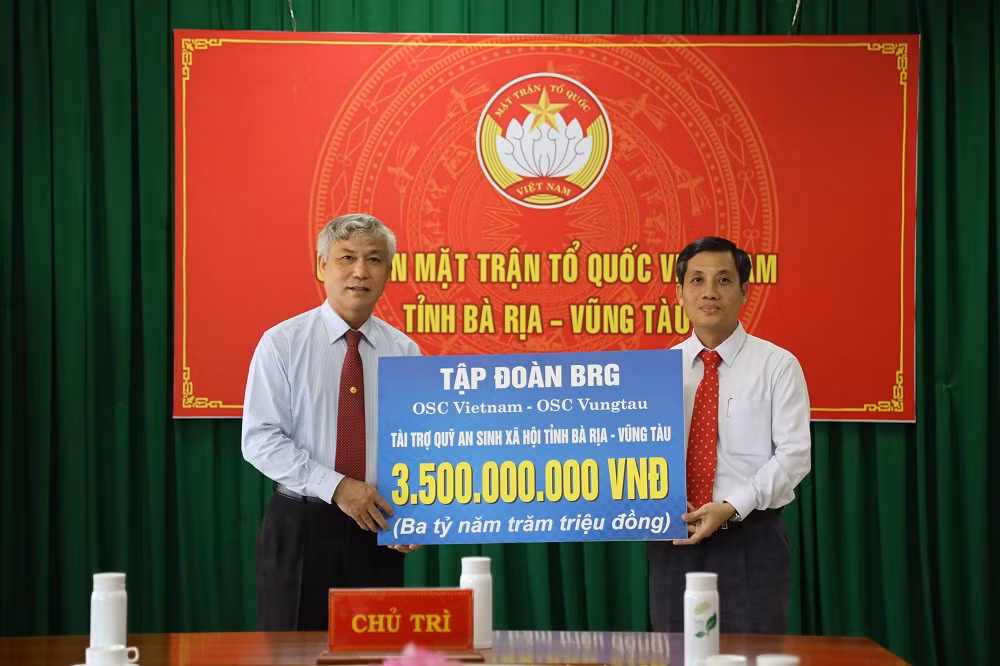Ông Nguyễn Kế Toại, Phó Chủ tịch Ủy ban Mặt trận Tổ quốc Việt Nam tỉnh Bà Rịa – Vũng Tàu, thành viên Ban vận động Quỹ An sinh xã hội tỉnh tiếp nhận số tiền tài trợ 3,5 tỷ đồng từ OSC Việt Nam.