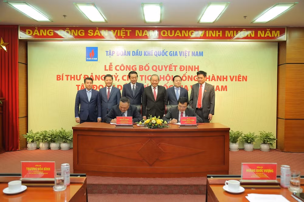 Phó Thủ tướng Thường trực Trương Hoà Bình và các đồng chí lãnh đạo Đảng, Nhà nước chứng kiến lễ ký bàn giao nhiệm vụ.