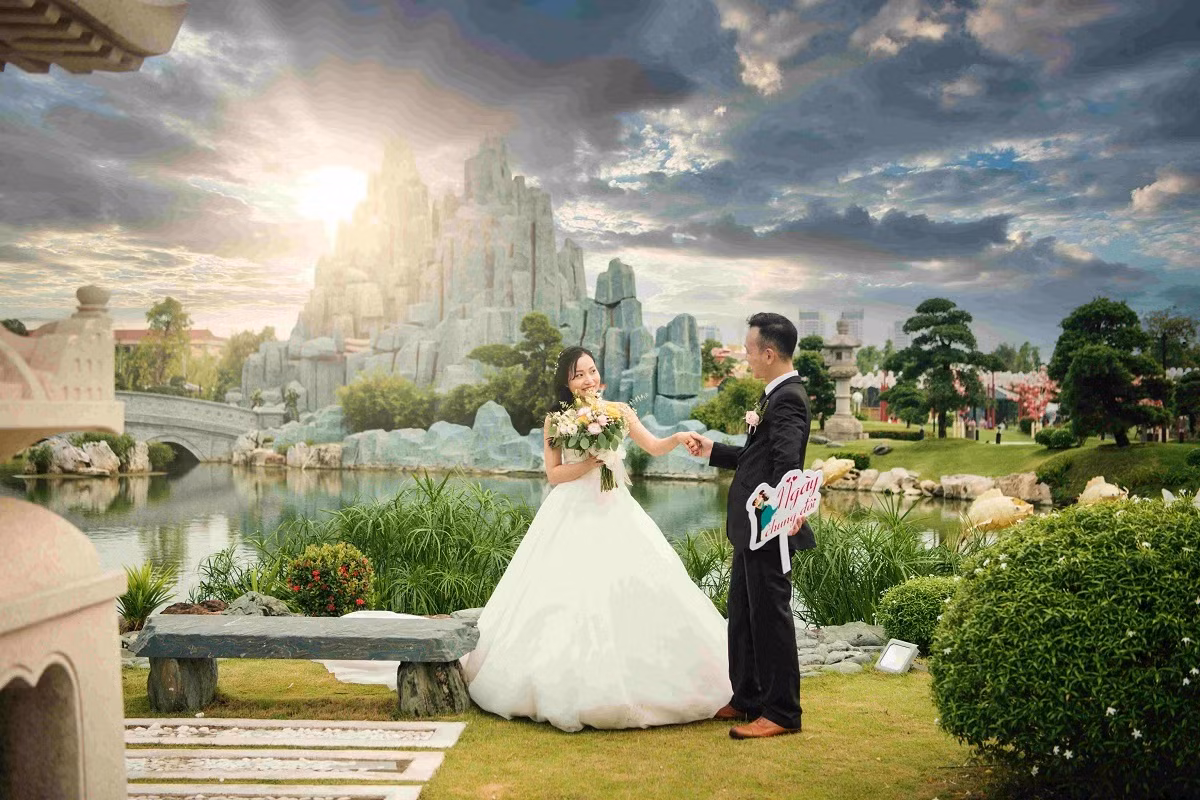 Không mất thêm một buổi chụp hình pre-wedding, cặp đôi đã có ngay những bức ảnh cưới lung linh ngay tại ngày diễn ra buổi lễ với cảnh quan đẹp mắt của thác đá, công viên đèn lồng, rừng tre, hồ cá Koi… tại Vườn Nhật – Vinhomes Smart City.