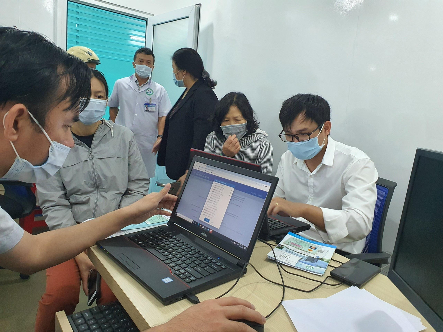 Cán bộ Bảo hiểm xã hội hỗ trợ người dân cài đặt, đăng ký ứng dụng VssID tại bệnh viện tỉnh Kon Tum. Cán bộ Bảo hiểm xã hội hỗ trợ người dân cài đặt, đăng ký ứng dụng VssID tại bệnh viện tỉnh Kon Tum.