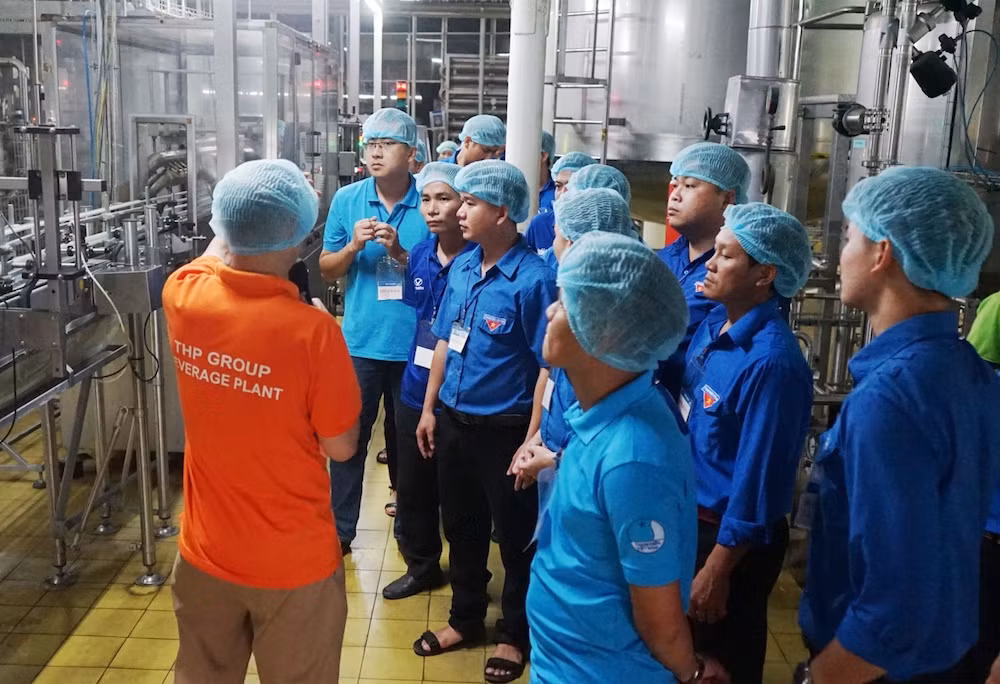 Đoàn đại biểu được tham quan trực tiếp nhà máy Tân Hiệp Phát tại Bình Dương. Đoàn đại biểu được tham quan trực tiếp nhà máy Tân Hiệp Phát tại Bình Dương.