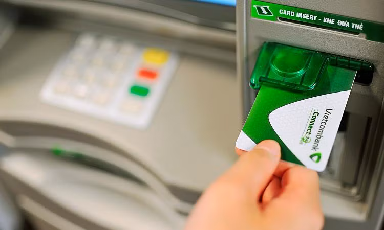 Khách hàng giao dịch bằng thẻ Vietcombank Connect24.