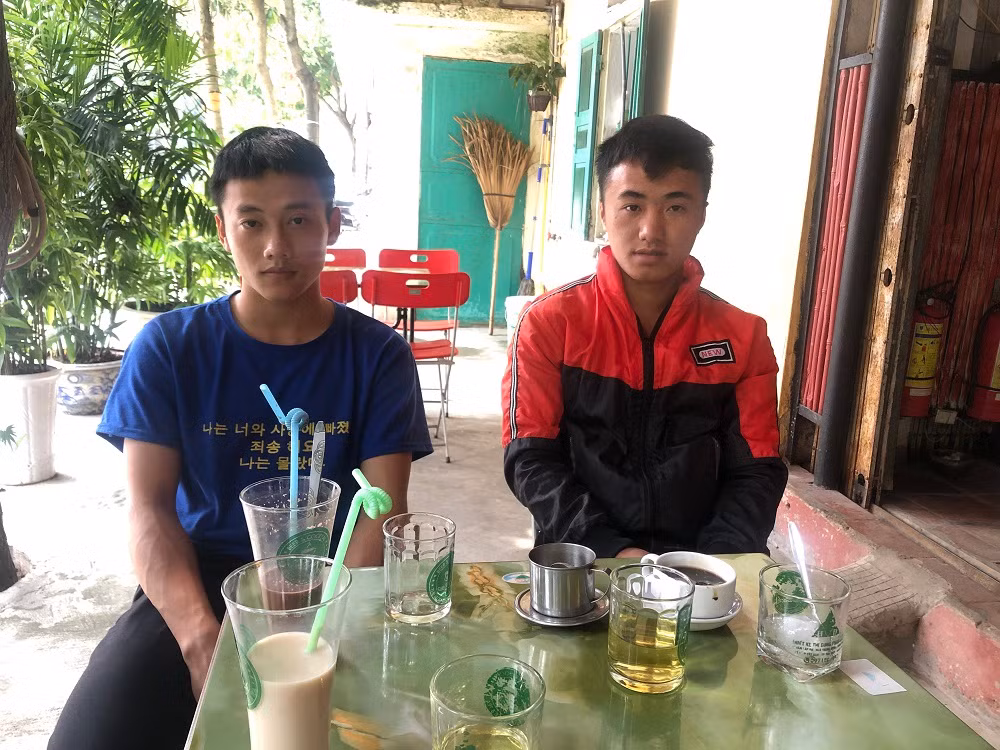 Giàng A Dì và Giàng A Trường trò chuyện với phóng viên. (Ảnh: Trung Dũng)