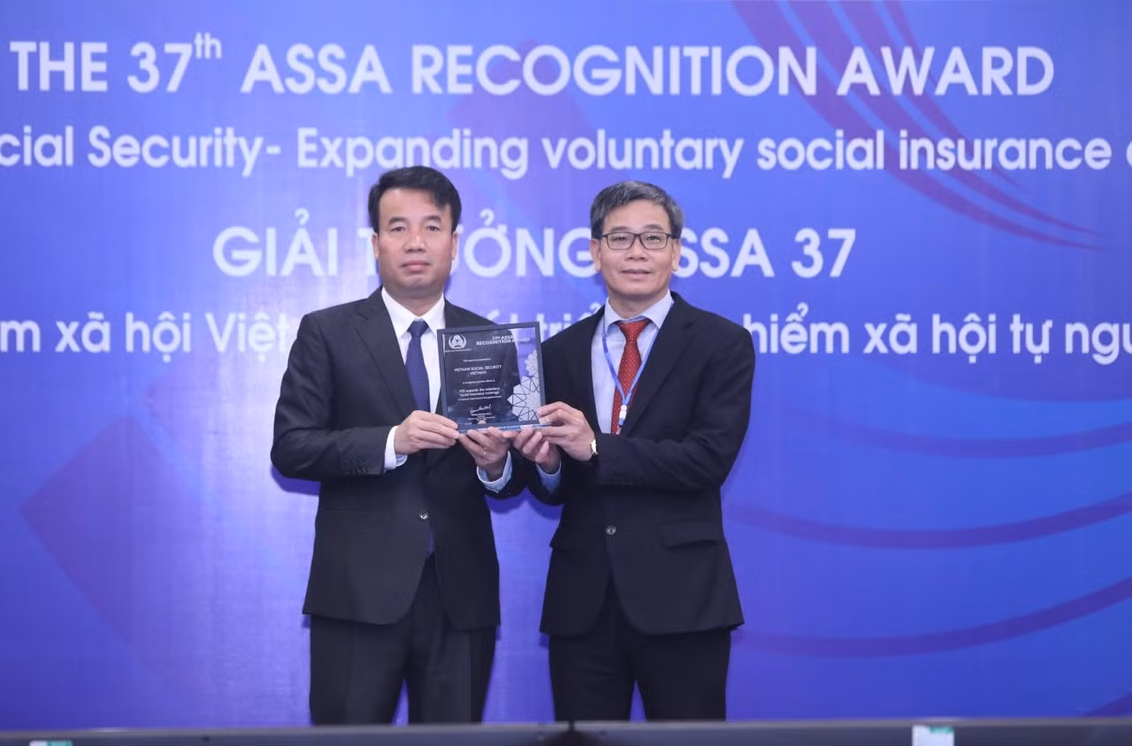 Ông Nguyễn Thế Mạnh thay mặt ASSA trao giải thưởng cho hạng mục "Tiếp tục cải tiến cho Bảo hiểm xã hội Việt Nam"
