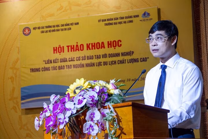 Tiến sĩ Trần Trung Vỹ - Bí thư Đảng ủy, Phó Hiệu trưởng thường trực Trường Đại học Hạ Long phát biểu chào mừng. Tiến sĩ Trần Trung Vỹ - Bí thư Đảng ủy, Phó Hiệu trưởng thường trực Trường Đại học Hạ Long phát biểu chào mừng.