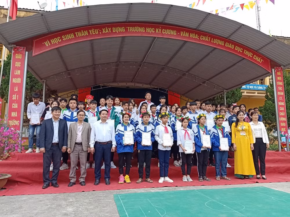 Trong hai ngày 3 và 4/12/2020, tại Trường Trung học cơ sở số 2 xã Xuân Quang, Phòng Giáo dục và Đào tạo huyện Bảo Thắng (tỉnh Lào Cai) đã tổ chức cuộc thi nghiên cứu khoa học kỹ thuật dành cho học sinh trung học cơ sở cấp huyện năm học 2020 – 2021. (Ảnh: Bùi Phúc) Trong hai ngày 3 và 4/12/2020, tại Trường Trung học cơ sở số 2 xã Xuân Quang, Phòng Giáo dục và Đào tạo huyện Bảo Thắng (tỉnh Lào Cai) đã tổ chức cuộc thi nghiên cứu khoa học kỹ thuật dành cho học sinh trung học cơ sở cấp huyện năm học 2020 – 2021. (Ảnh: Bùi Phúc)