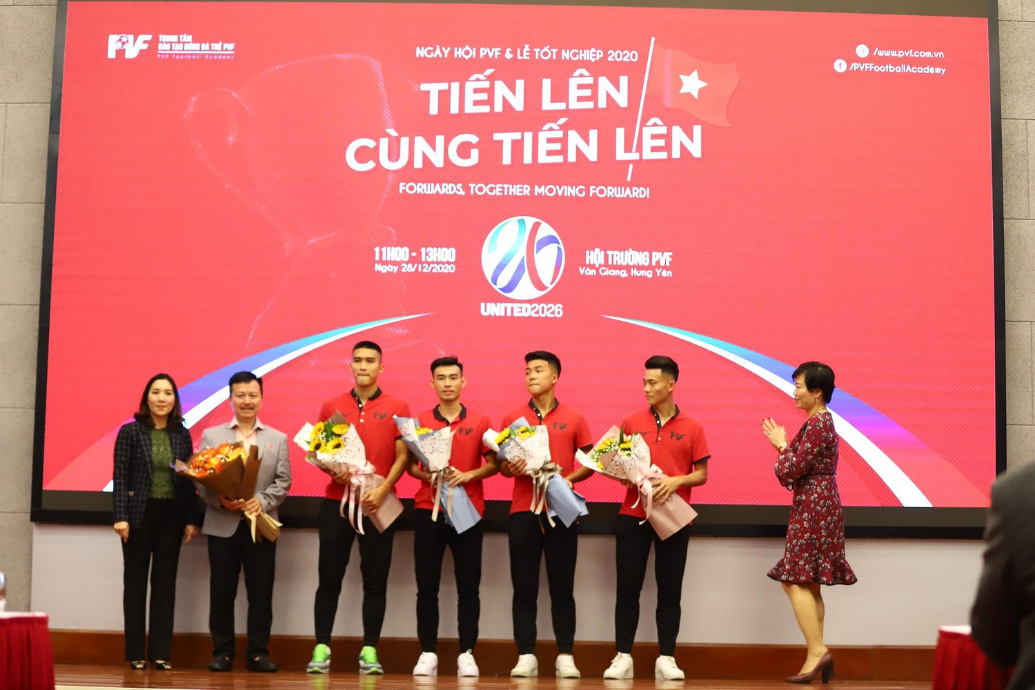 Bà Phan Thu Hương, Tổng Giám đốc PVF (ngoài cùng bên phải) và bà Nguyễn Thị Mỹ Dung, Phó Tổng Giám đốc PVF (ngoài cùng bên trái) bàn giao cầu thủ cho Câu lạc bộ bóng đá Sài Gòn.