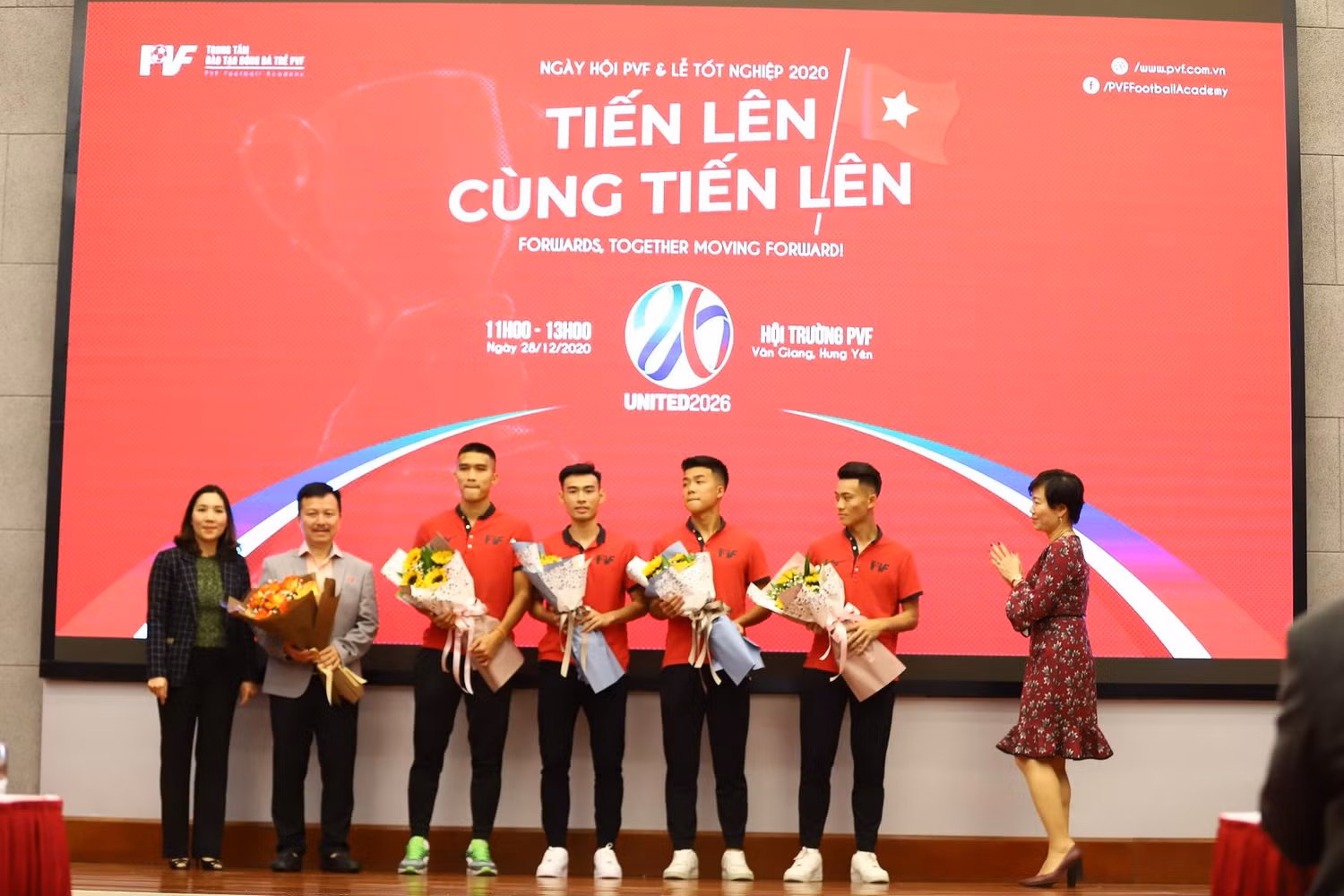 Bà Phan Thu Hương, Tổng Giám đốc PVF (ngoài cùng bên phải) và bà Nguyễn Thị Mỹ Dung, Phó Tổng Giám đốc PVF (ngoài cùng bên trái) bàn giao cầu thủ cho Câu lạc bộ bóng đá Sài Gòn.