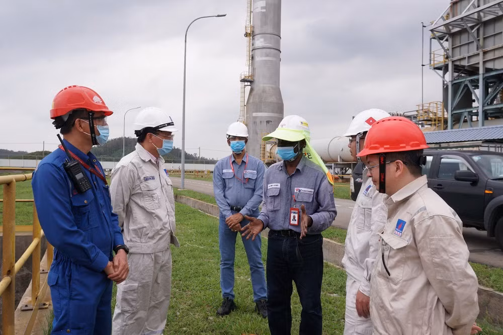 Tổng Giám đốc BSR Bùi Minh Tiến (thứ hai bên trái) trao đổi với các chuyên gia O&M về công tác phòng, chống bão. Tổng Giám đốc BSR Bùi Minh Tiến (thứ hai bên trái) trao đổi với các chuyên gia O&M về công tác phòng, chống bão.