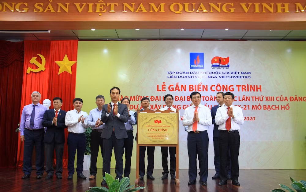 Lãnh đạo Petrovietnam và lãnh đạo Vietsovpetro thực hiện nghi thức gắn biển công trình giàn BK21 Lãnh đạo Petrovietnam và lãnh đạo Vietsovpetro thực hiện nghi thức gắn biển công trình giàn BK21