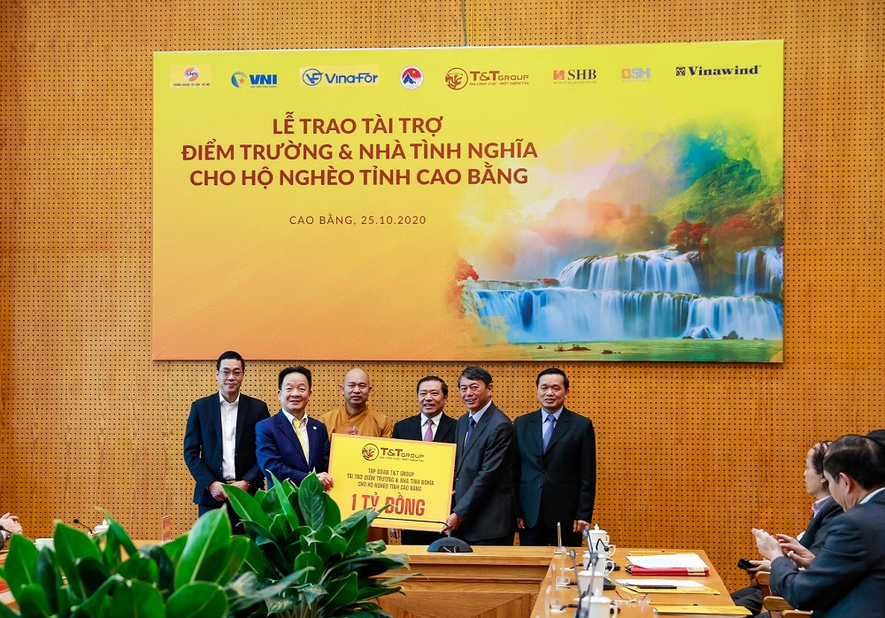 Doanh nhân Đỗ Quang Hiển luôn dành sự quan tâm tới người nghèo. Doanh nhân Đỗ Quang Hiển luôn dành sự quan tâm tới người nghèo.