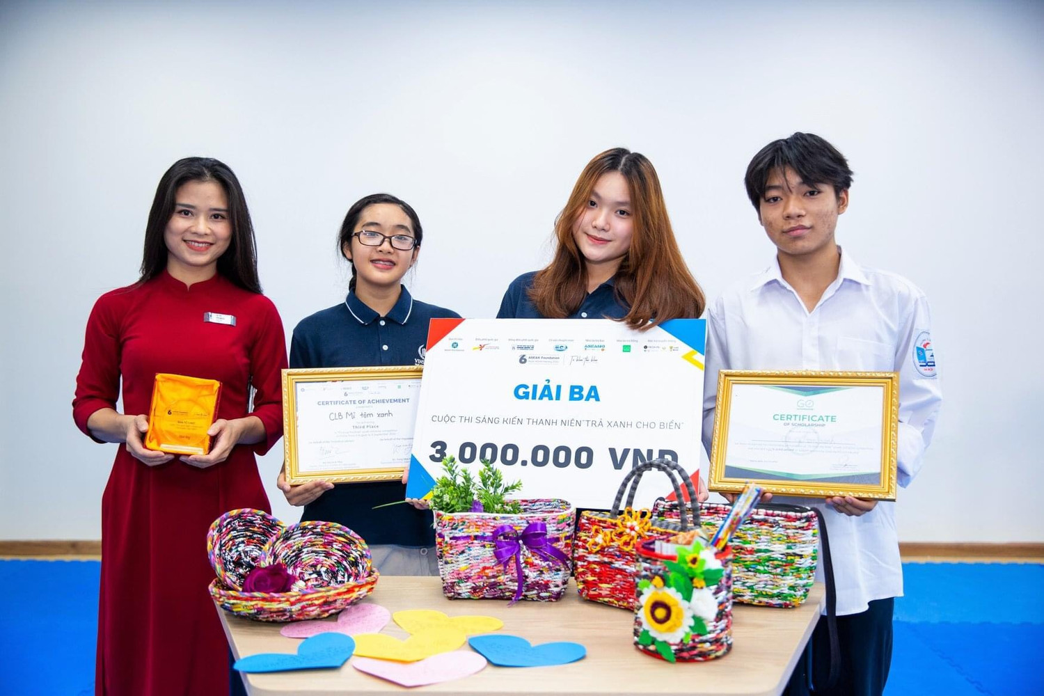 Sáng kiến tái chế vỏ mì tôm của Câu lạc bộ đã xuất sắc giành Giải Ba trong vòng Chung kết cuộc thi Sáng kiến Thanh niên “Trả xanh cho biển” (To blue the blue) do VNMAM và Quỹ ASEAN tổ chức. Ảnh: Nhân vật cung cấp.