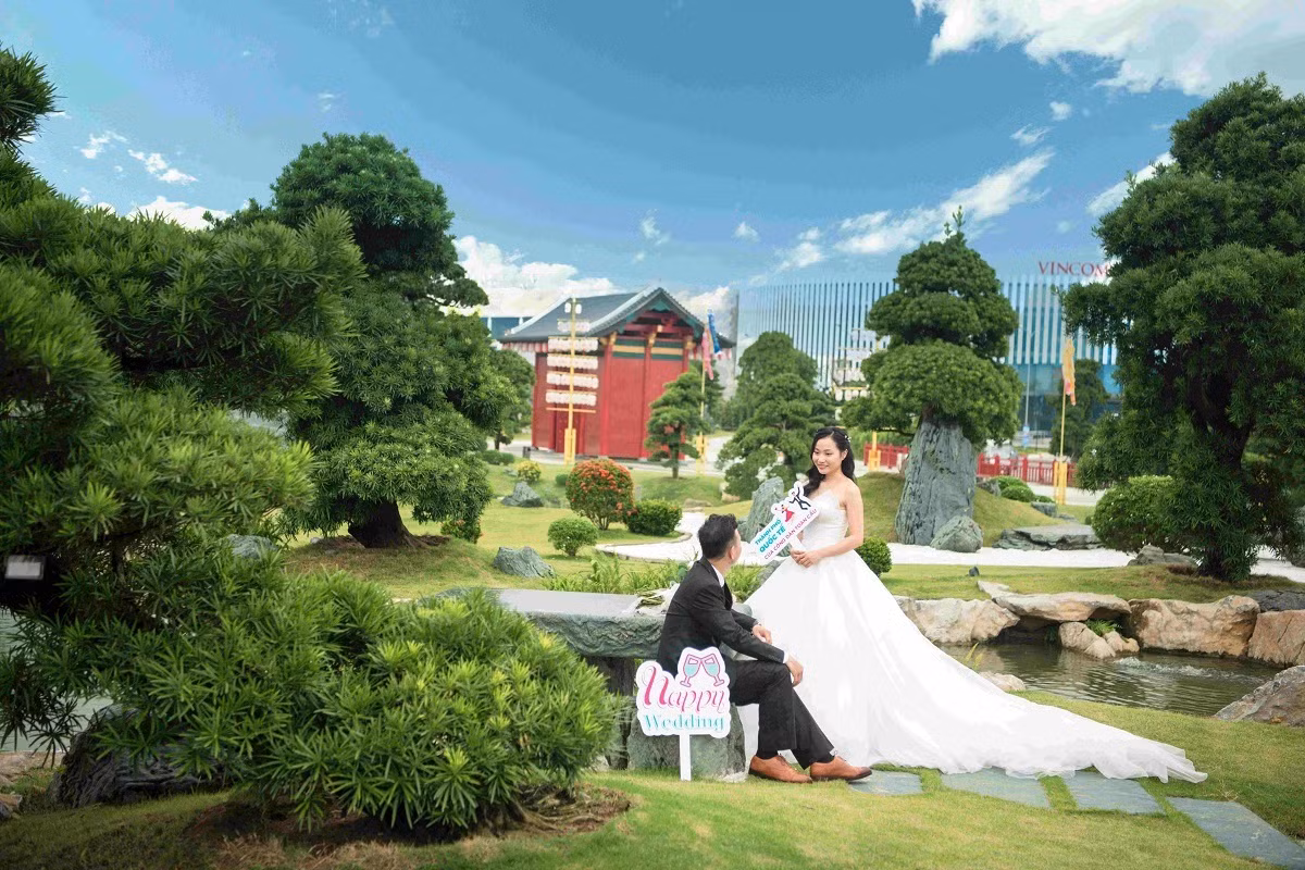 Những bức ảnh cưới ấn tượng, là sự kết hợp hoàn hảo giữa không gian thiên nhiên trữ tình, khoáng đạt, mang dấu ấn Nhật Bản và các công trình tiện ích hiện đại của dự án như Trung tâm thương mại Vincom MegaMall.