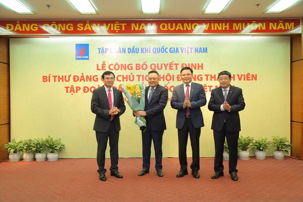 Đồng chí Hoàng Quốc Vượng và Lãnh đạo Tập đoàn tặng hoa tri ân đồng chí Trần Sỹ Thanh.