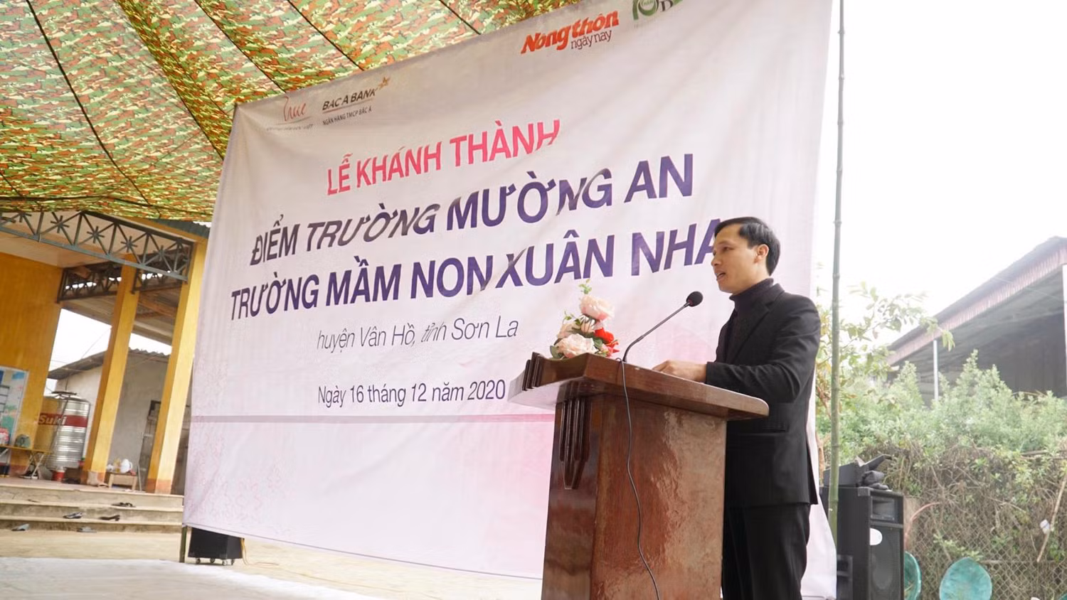 Ông Phạm Thanh Hải - Trưởng Phòng Giáo dục và Đào tạo huyện Vân Hồ phát biểu cảm ơn các nhà tài trợ. Ông Phạm Thanh Hải - Trưởng Phòng Giáo dục và Đào tạo huyện Vân Hồ phát biểu cảm ơn các nhà tài trợ.