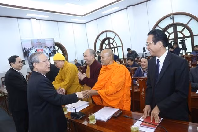 Đồng chí Trần Quốc Vượng, Ủy viên Bộ Chính trị, Thường trực Ban Bí thư trao đổi với các đại biểu.