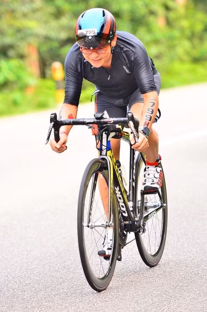 Giáo sư Dương Nguyên Vũ trên đường đua tại cuộc thi Ironman 70.3 Bintan, Indonesia 2016. Giáo sư Dương Nguyên Vũ trên đường đua tại cuộc thi Ironman 70.3 Bintan, Indonesia 2016.