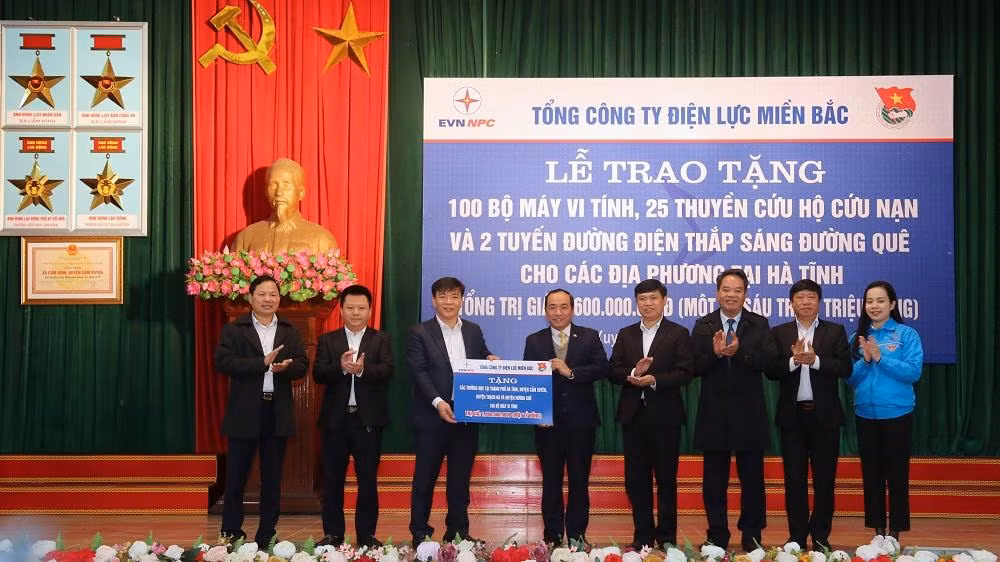 Ông Lê Văn Trang - Phó Tổng giám đốc EVNNPC trao tặng 100 bộ máy tính cho đại diện Sở giáo dục và đào tạo tỉnh Hà Tĩnh