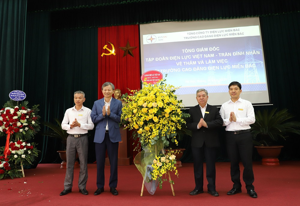 Tổng Giám đốc EVN Trần Đình Nhân, Tổng Giám đốc EVNNPC Đỗ Nguyệt Ánh chụp ảnh lưu niệm với cán bộ nhân viên trường Cao đẳng Điện lực miền Bắc.