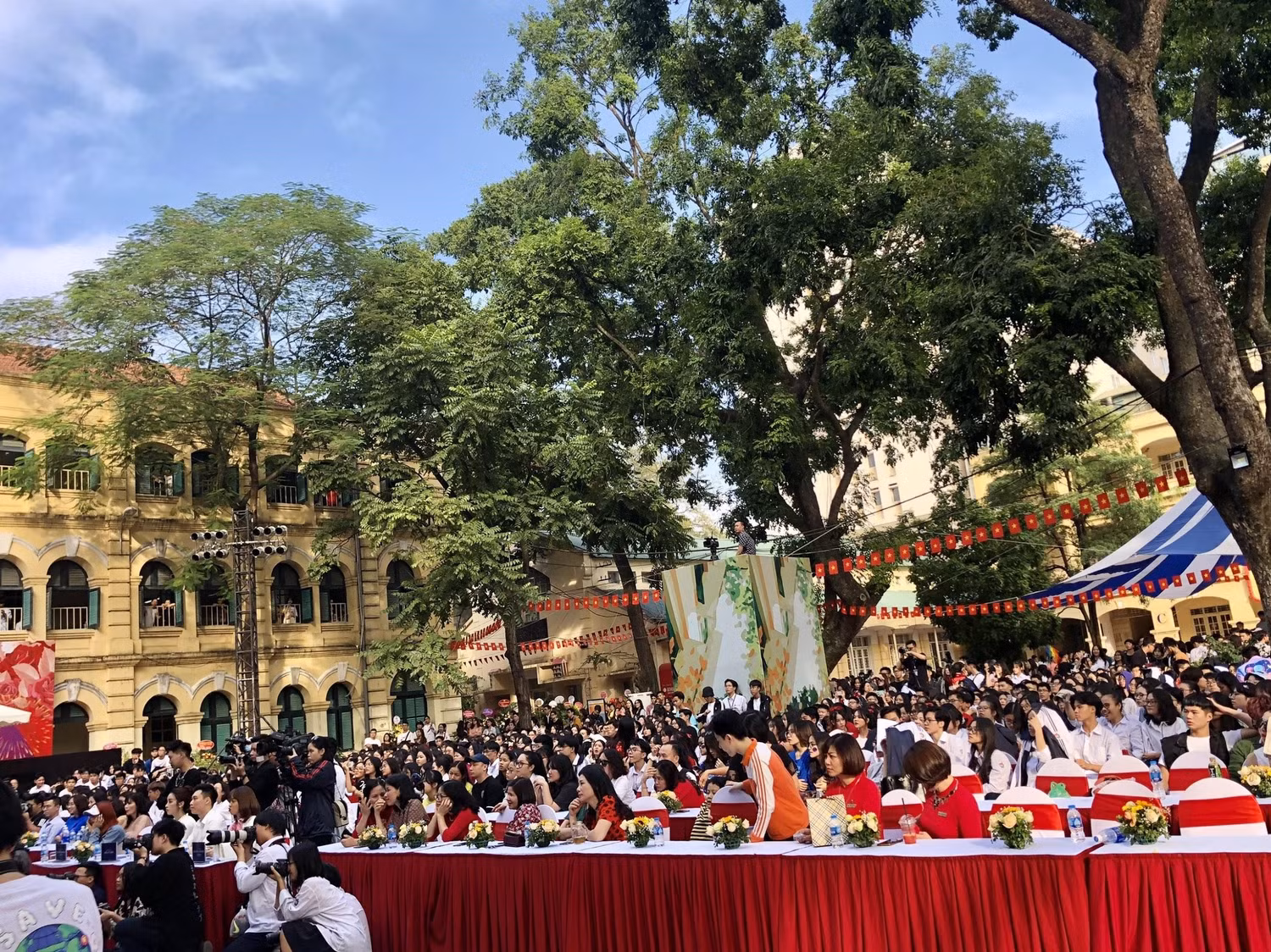 Sân trường đầy nhộn nhịp, đông vui trong không khí chào mừng kỷ niệm 65 năm thành lập trường. (Ảnh: NM)