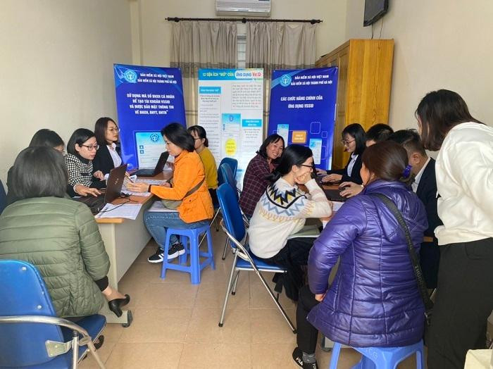 Cán bộ Bảo hiểm y tế hỗ trợ giao dịch điện tử cá nhân và cài đặt VssID tại các đơn vị. Cán bộ Bảo hiểm y tế hỗ trợ giao dịch điện tử cá nhân và cài đặt VssID tại các đơn vị.