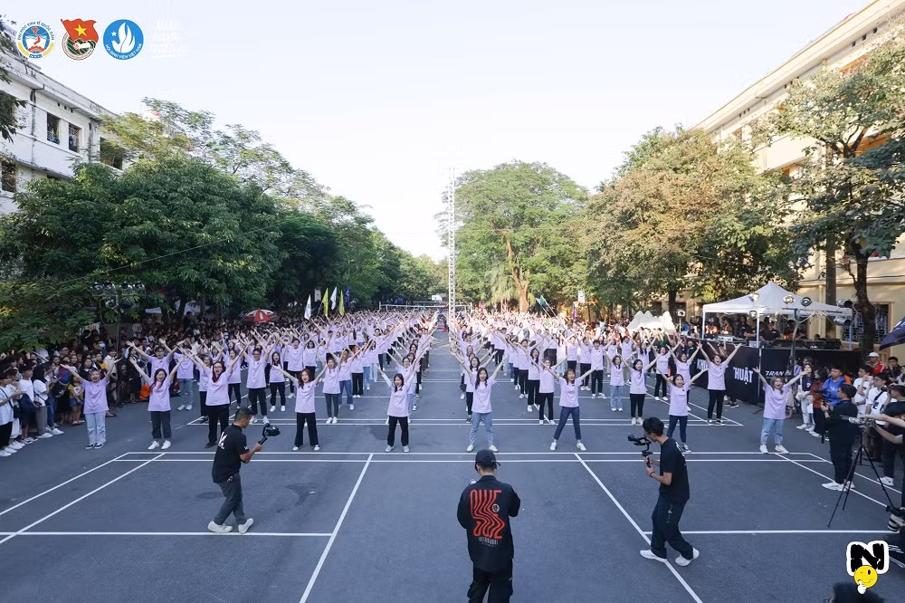 Phần nhảy flashmob đầy sôi động được thể hiện bởi hơn 220 cộng tác viên của chương trình