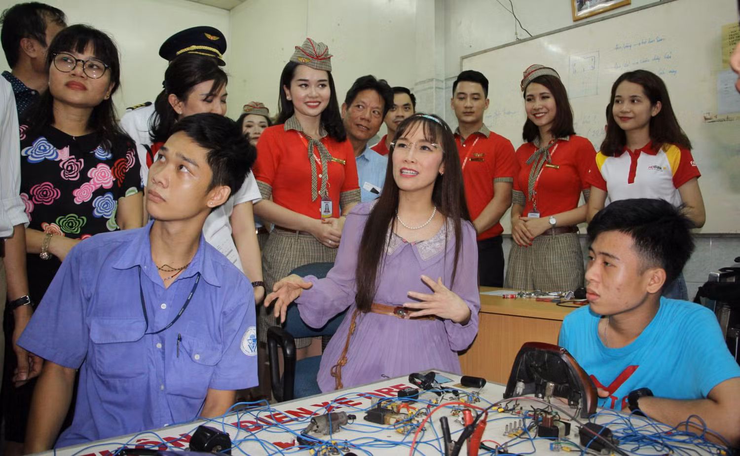 Bà Nguyễn Thị Phương Thảo, Tổng giám đốc Vietjet, cùng nhân viên trong một hoạt động từ thiện thăm cơ sở bảo trợ thanh thiếu niên.