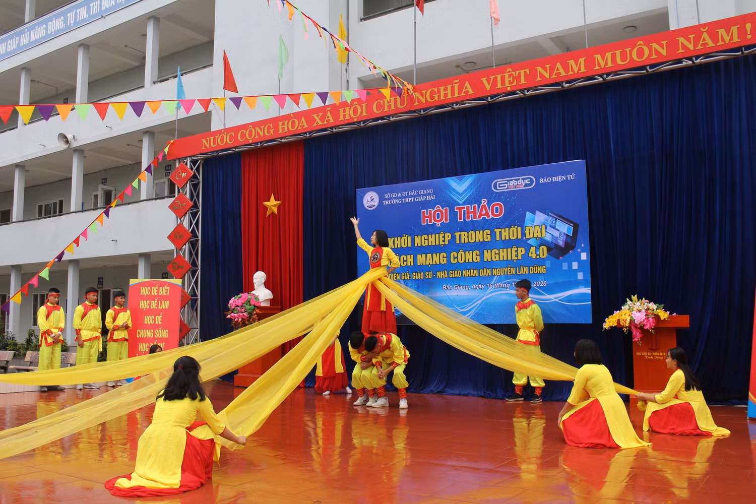 Chương trình tiết mục văn nghệ của học sinh mở đầu buổi hội thảo (Ảnh: Trung Dũng) Chương trình tiết mục văn nghệ của học sinh mở đầu buổi hội thảo (Ảnh: Trung Dũng)