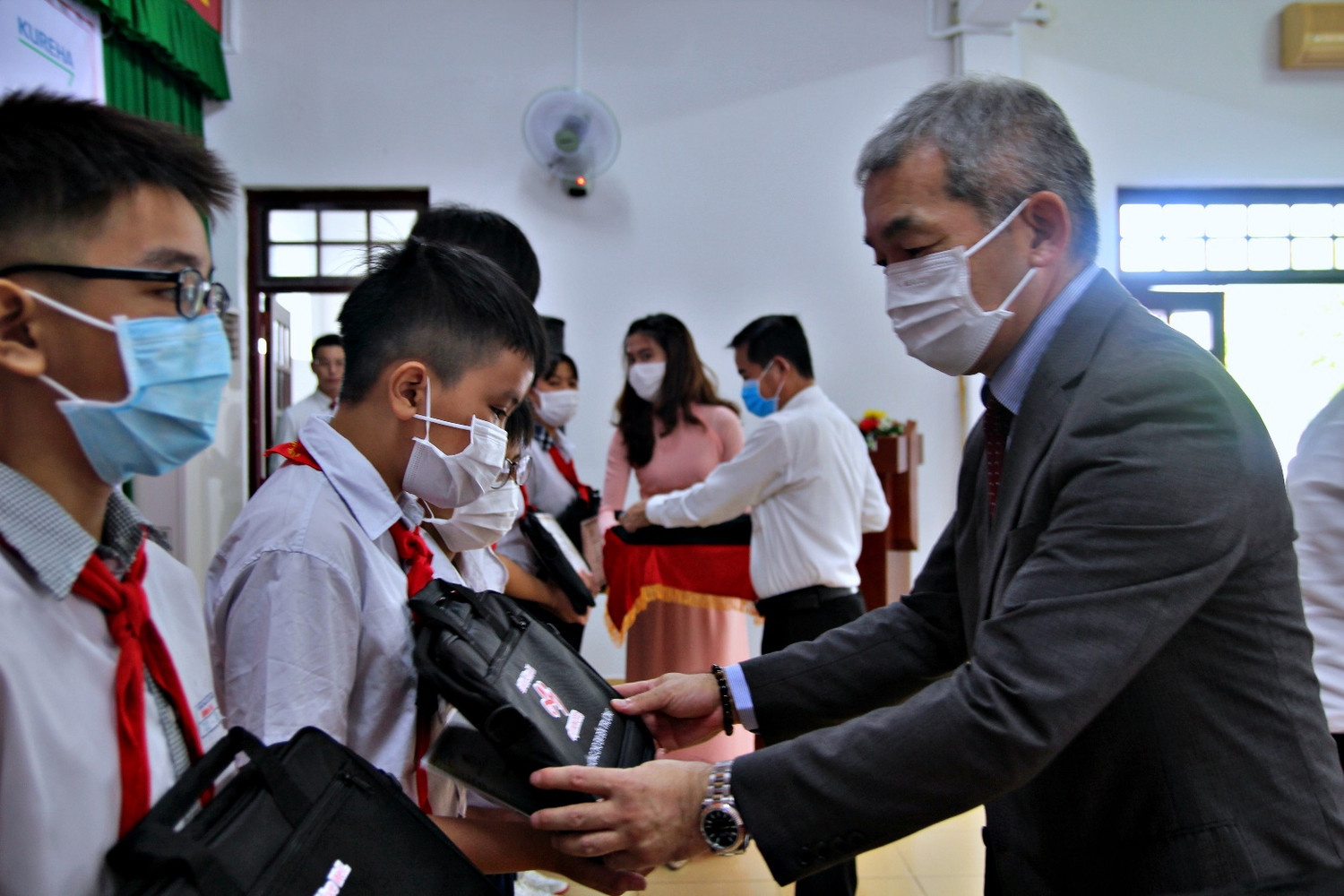Ông Keiji Kaneko - Tổng Giám đốc Công ty Ajinomoto Việt Nam trao học bổng đến các học sinh xuất sắc năm nay.