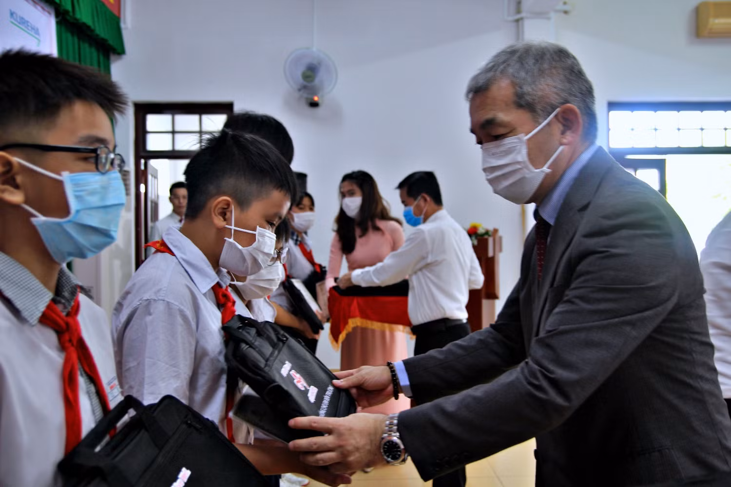 Ông Keiji Kaneko - Tổng Giám đốc Công ty Ajinomoto Việt Nam trao học bổng đến các học sinh xuất sắc năm nay.