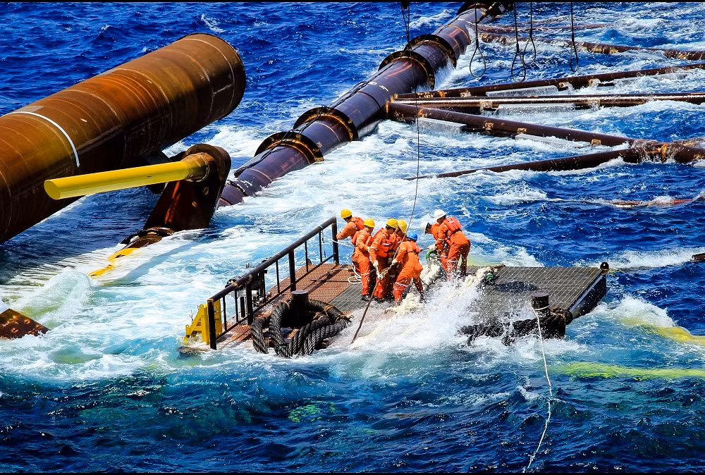 Người lao động Vietsovpetro vượt sóng thi công hạ đặt chân đế giàn khoan