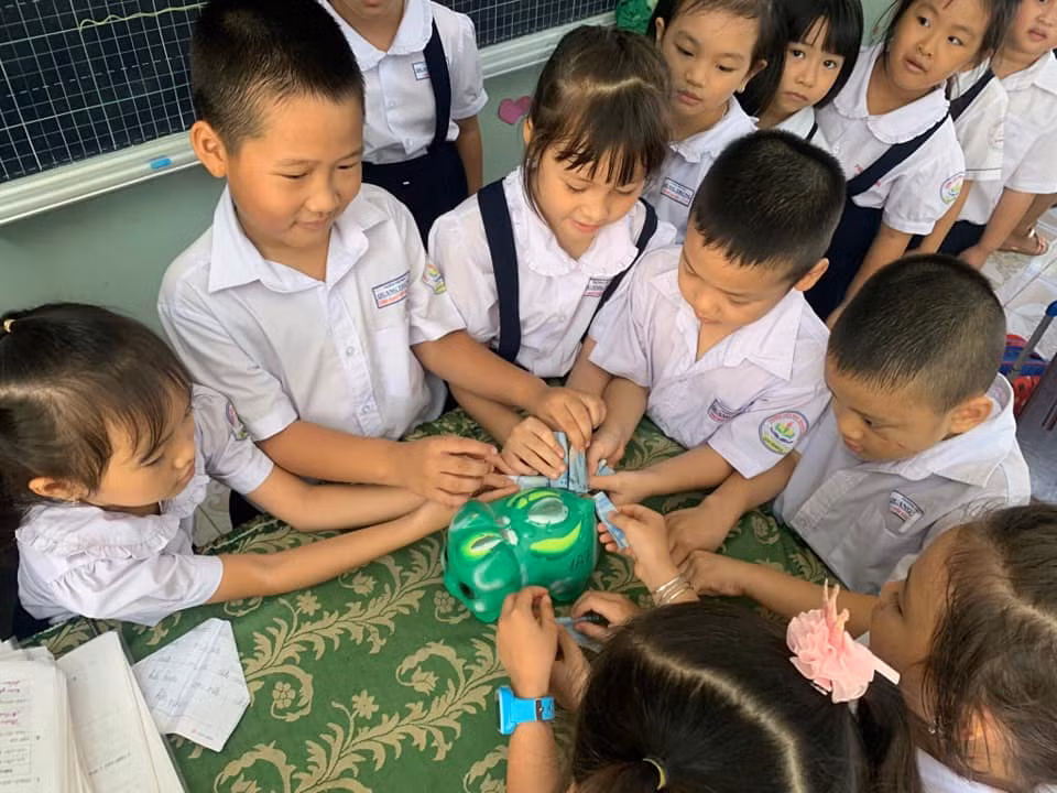 Học sinh lớp 2A4 Trường Tiểu học Quang Trung thành phố Vũng Tàu nuôi heo ủng hộ quỹ vì miền Trung thân yêu.