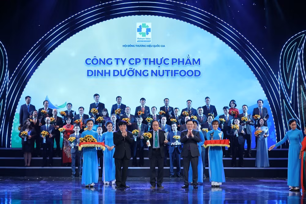 Ông Trương Hùng - Phó chủ tịch Hội đồng Quản trị NutiFood nhận giải thưởng Thương Hiệu Quốc Gia 2020.