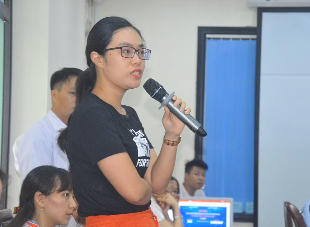 Nhà báo Phương Linh – Đài Phát thanh và Truyền hình tỉnh Thái Nguyên đặt câu hỏi với Ban Tổ chức chương trình.
