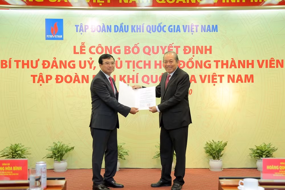 Phó Thủ tướng Thường trực Chính phủ Trương Hoà Bình trao Quyết định bổ nhiệm Chủ tịch Hội đồng Thành viên Petrovietnam cho đồng chí Hoàng Quốc Vượng.