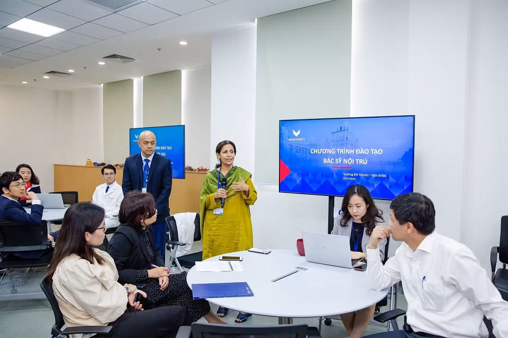 Đại diện lãnh đạo Viện Khoa học sức khỏe (Trường Đại học VinUni) giới thiệu về chương trình đào tạo Bác sỹ nội trú trong ngày khai giảng. Đại diện lãnh đạo Viện Khoa học sức khỏe (Trường Đại học VinUni) giới thiệu về chương trình đào tạo Bác sỹ nội trú trong ngày khai giảng.
