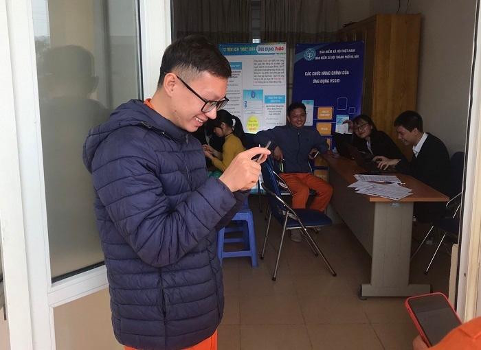Người lao động Công ty Môi trường Hà Đông phấn khởi khi tra cứu được quá trình tham gia Bảo hiểm xã hội, Bảo hiểm y tế của bản thân trên điện thoại. Người lao động Công ty Môi trường Hà Đông phấn khởi khi tra cứu được quá trình tham gia Bảo hiểm xã hội, Bảo hiểm y tế của bản thân trên điện thoại.