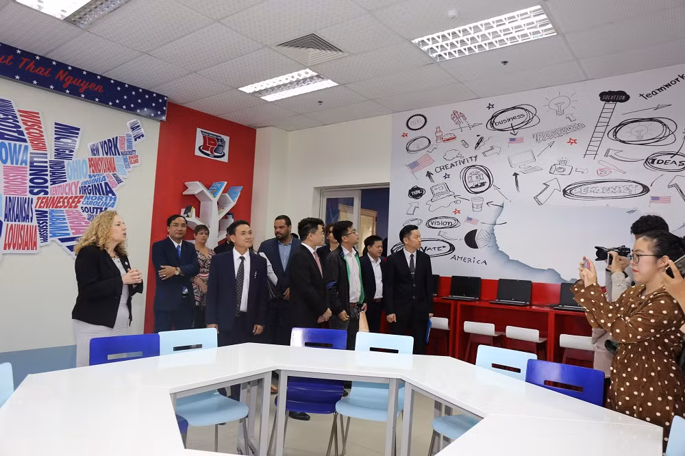 Các đại biểu tham quan Không gian Hoa Kỳ tại Đại học Thái Nguyên. Các đại biểu tham quan Không gian Hoa Kỳ tại Đại học Thái Nguyên.