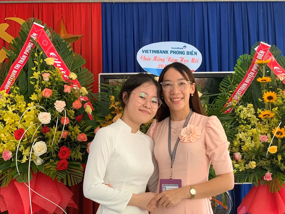 Tình yêu thương, sự thấu hiểu và lòng bao dung là chìa khóa để mở cửa trái tim học trò (Ảnh: Nhân vật cung cấp) Tình yêu thương, sự thấu hiểu và lòng bao dung là chìa khóa để mở cửa trái tim học trò (Ảnh: Nhân vật cung cấp)