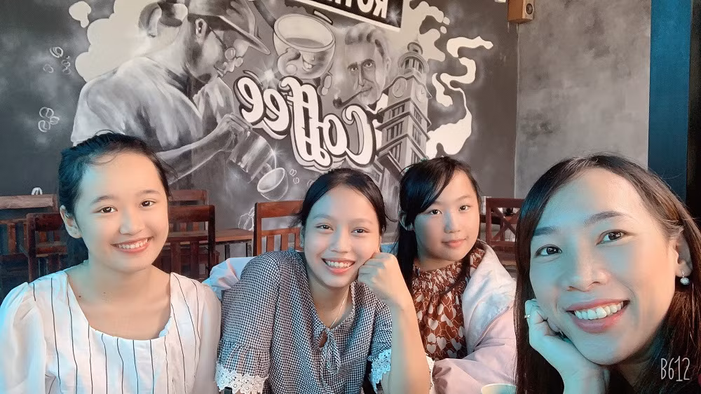 Với cô giáo Thúy, giáo dục bằng tình thương và kỷ luật không nước mắt giúp học sinh tự nhận ra lỗi lầm và hoàn thiện bản thân. (Ảnh: Nhân vật cung cấp) Với cô giáo Thúy, giáo dục bằng tình thương và kỷ luật không nước mắt giúp học sinh tự nhận ra lỗi lầm và hoàn thiện bản thân. (Ảnh: Nhân vật cung cấp)